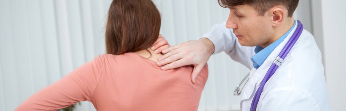 5 Types of Back Pain You Should Know-2 A doctor examines a patient for certain types of back pain