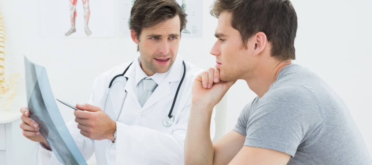 Effective Pain Relief Strategies for Spinal Stenosis-2-Doctor A doctor speaks to a patient about treatment methods for spinal stenosis