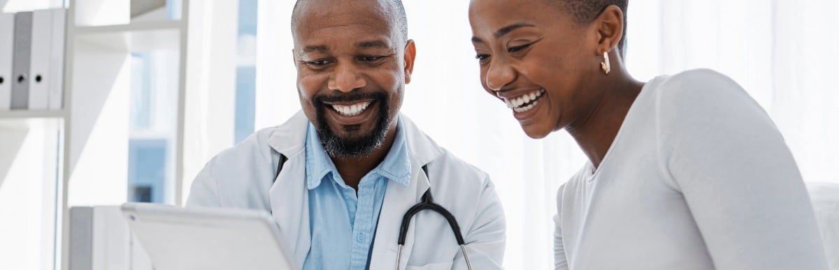 Glucometer Kits Explained-6 A doctor and patient smile as they discuss how to use a glucometer kit