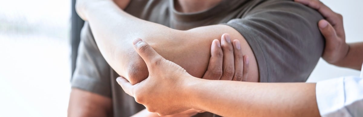 Heart Disease Symptoms You Need to Know - 2026-08-06T113517.622 A physical therapist helps a patient with elbow joint pain during functional rehabilitation