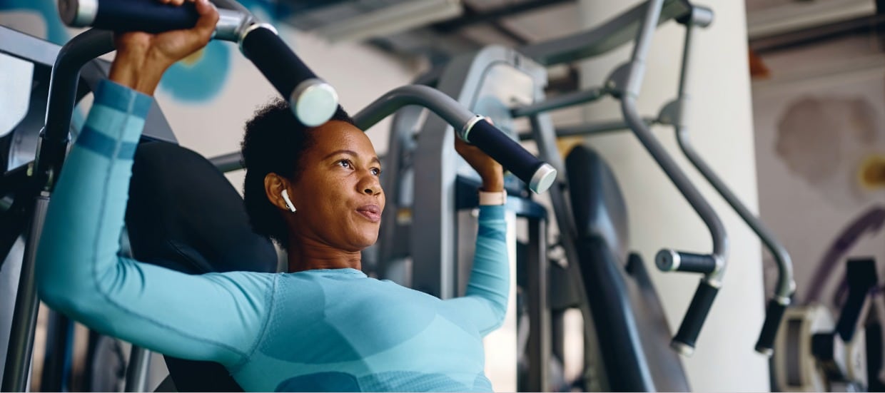Pain PUmp-1 (1) A woman exercises on a weight machine at the gym after Emsculpt Neo treatment