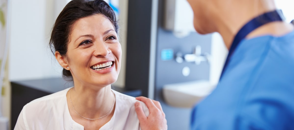 Personal-Injury-Doctors-7-Smile A personal injury doctor meeting with a patient