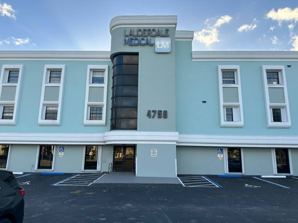 the front view of pain and spine specialists of fort lauderdale Florida and the parking lot